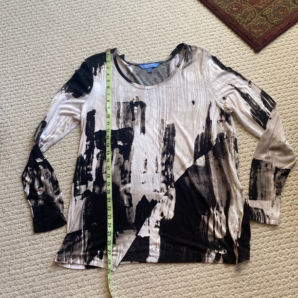 Simply Vera Wang White Taupe & Black Abstract Print Rayon Long Sleeve Tunic Tee - Picture 6 of 8